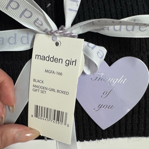 madden girl 2-Piece Black Tinsel Weave Oblong Scarf & Pom Pom Beanie Gift Set - Picture 5 of 5